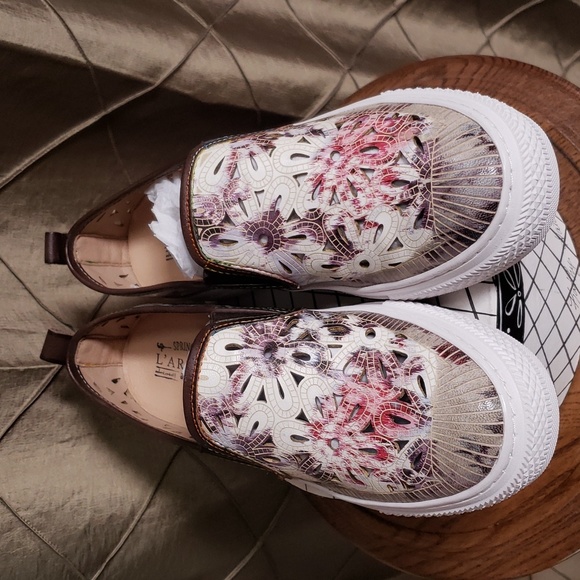 NWOT- L’artiste By Spring Step ‘Denofeden’ Laser Cut Slip On Leather Sneaker - Picture 6 of 12